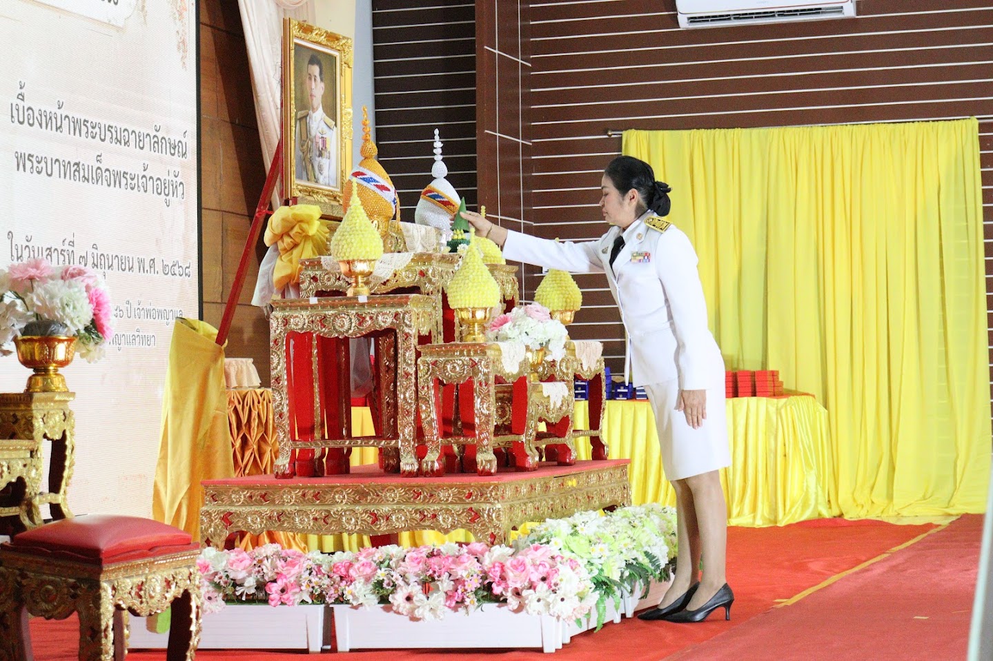 สพม.ชัยภูมิ จัดพิธีรับพระราชทานเครื่องราชอิสริยาภรณ์ชั้นต่ำกว่าสายสะพายและเหรียญจักรพรรดิมาลา ประจำปี 2565-2567 เบื้องหน้าพระบรมฉายาลักษณ์พระบาทสมเด็จพระเจ้าอยู่หัว สังกัด สพม.ชัยภูมิ
