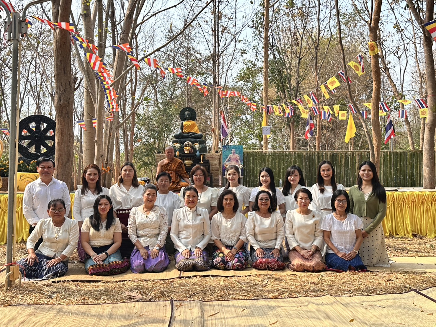 สพม.ชัยภูมิ ให้เกียรติเป็นประธานดำเนินโครงการคุณธรรม จริยธรรม และร่วมทำบุญเป็นเจ้าภาพถวายอาหาร น้ำปานะ ณ วัดนพรัตน์วนามราม