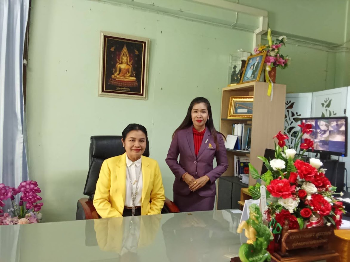 ผอ.สพม.ชัยภูมิ ลงพื้นที่ตรวจเยี่ยม ติดตาม นโยบาย เรียนดี มีความสุข ของ รมต.ศธ.โดยการนำนโยบาย ลงสู่การปฏิบัติ ณ สถานศึกษา ให้ผู้บริหารดี ครูดี นักเรียนดีสามดี มีความสุข ส่งผลให้นักเรียน เรียนดี มีความสุขได้