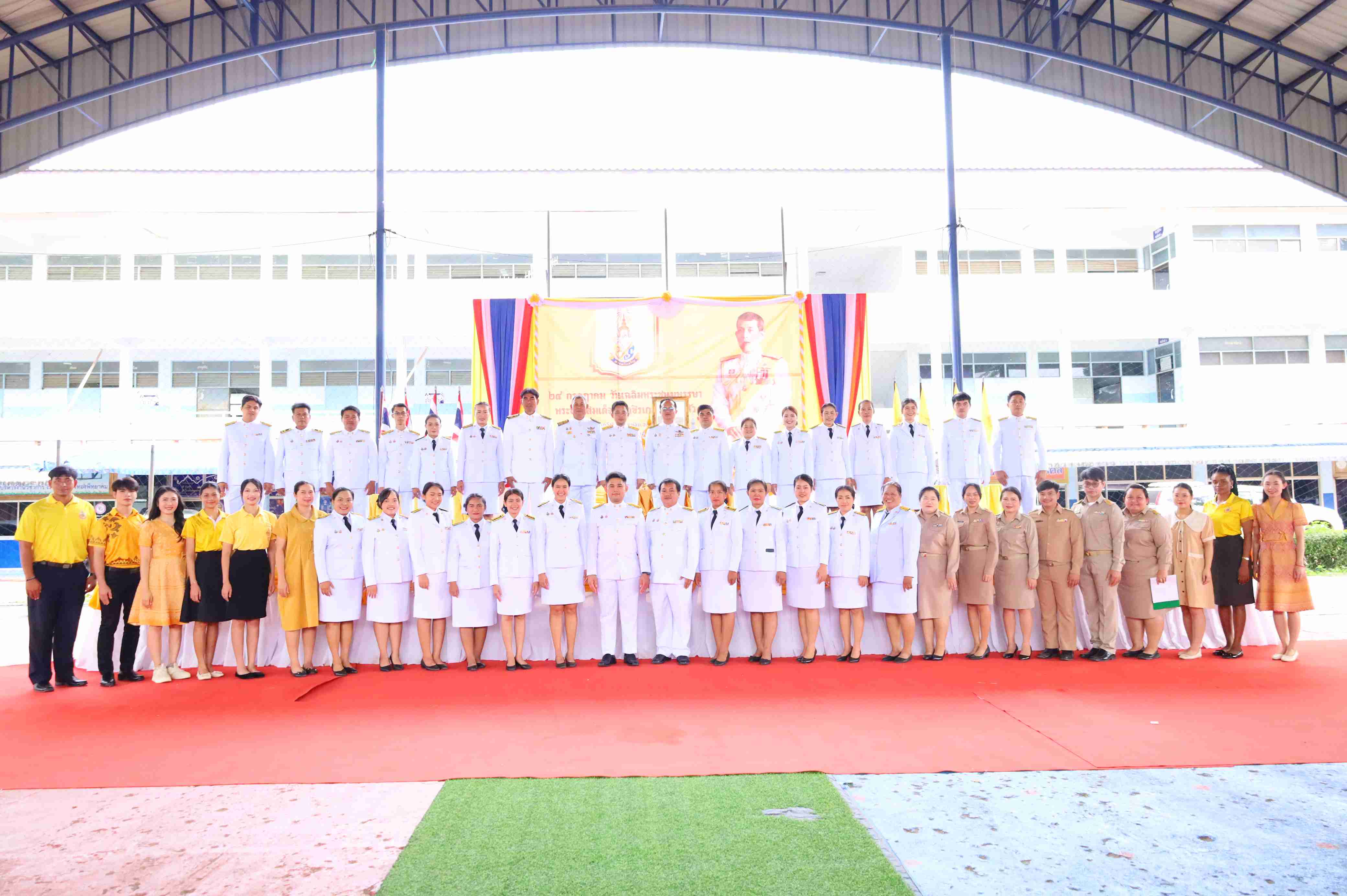 โรงเรียนเจียงทองพิทยาคม จัดกิจกรรมพิธีถวายเครื่องราชสักการะและวางพานพุ่ม และลงนามถวายพระพรชัยมงคล เฉลิมพระเกียรติพระบาทสมเด็จพระเจ้าอยู่หัว