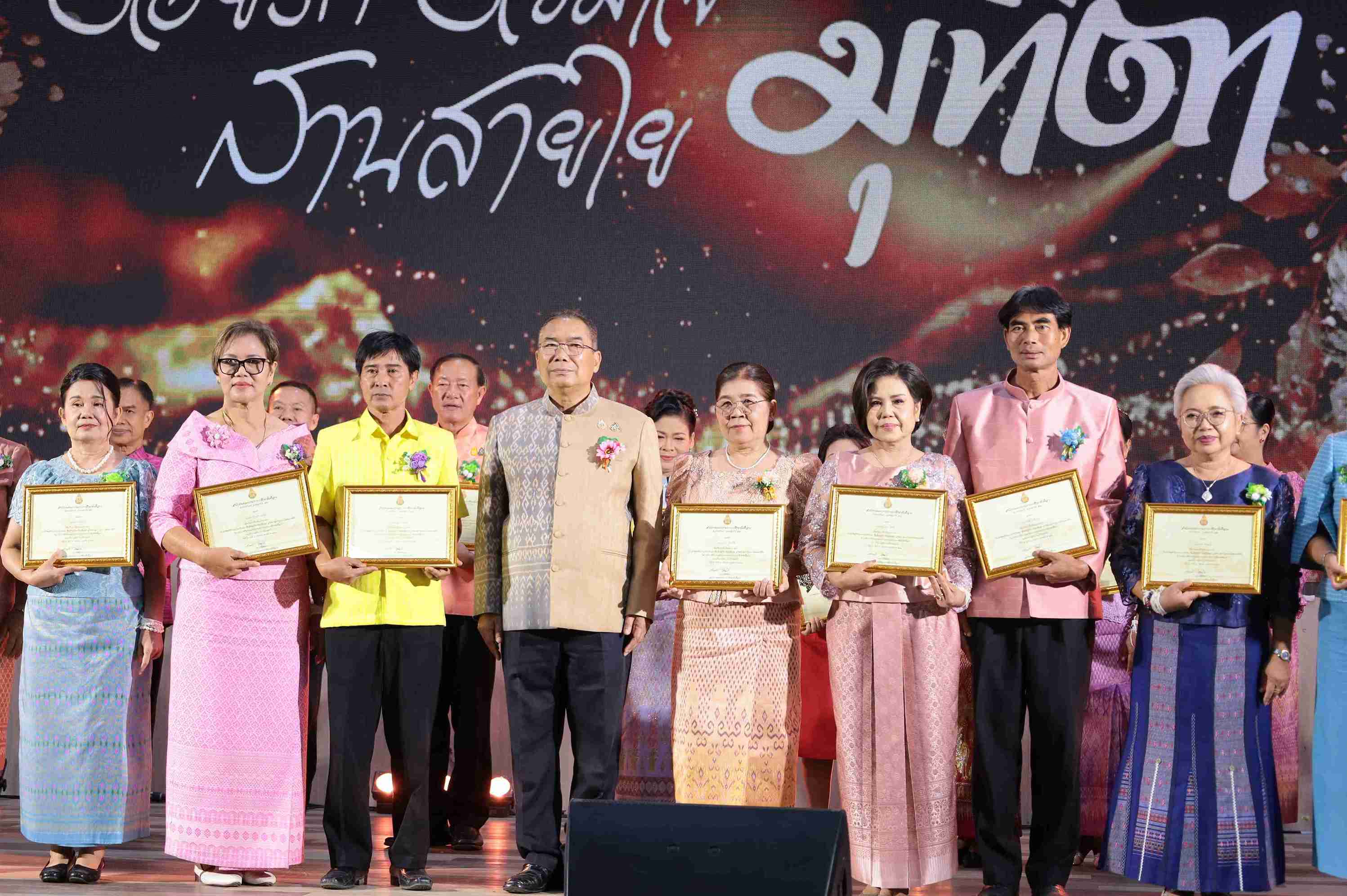 โรงเรียนเจียงทองพิทยาคม ร่วมพิธีส่งเสริมยกย่องเชิดชูเกียรติและมอบเกียรติบัตรแก่ข้าราชการครูและบุคลากรทางการศึกษาและลูกจ้างประจำ ประจำปีงบประมาณ 2568 ผู้เกษียณอายุราชการ