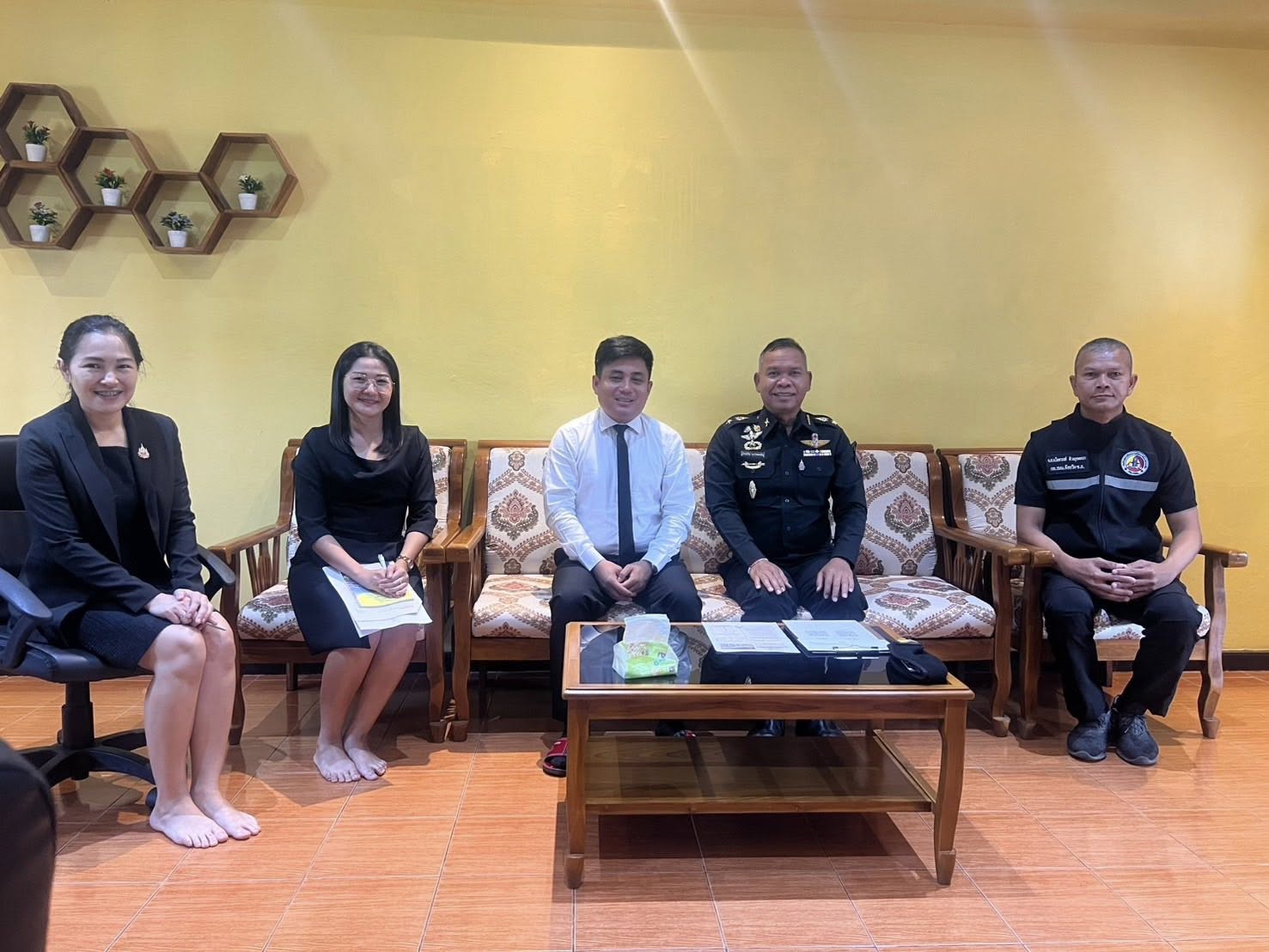 เมื่อวันศุกร์ที่ 14 พฤศจิกายน 2568 หน่วยงาน (กอ.รมน.) จังหวัดชัยภูมิ เข้าพบ นายจักรกริช แก้ววงษา ผู้อำนวยการโรงเรียนหนองบัวระเหววิทยาคาร เพื่อประชาสัมพันธ์ “โครงการเพชรในตม”