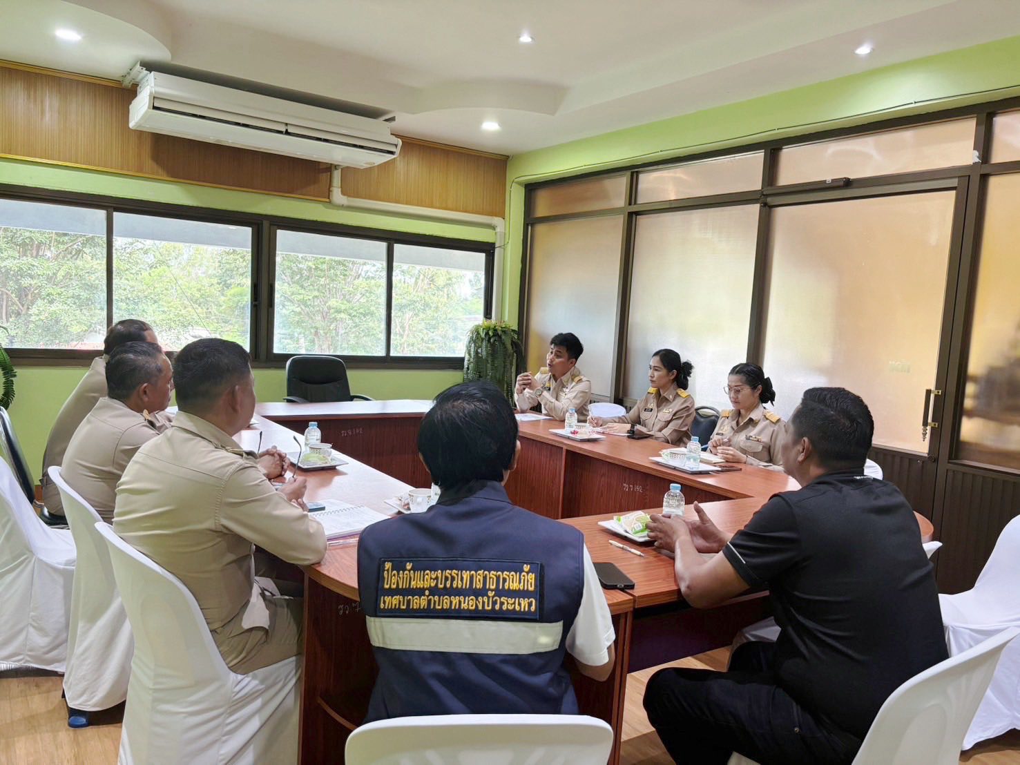 วันจันทร์ที่ 17 พฤศจิกายน 2568 เวลา 10.00 น.โรงเรียนหนองบัวระเหววิทยาคาร ประชุมร่วมกับภาคีเครือข่าย “#ระเหววิทย์ #ฟุตบอล7สี #เทศบบาลตำบลหนองบัวระเหว”  ร่วมสร้าง “สนามแห่งโอกาส” ให้เด็กทุกคนได้กลับมาเรียนรู้ เติบโต และค้นพบความสามารถของตนเองผ่านกีฬา