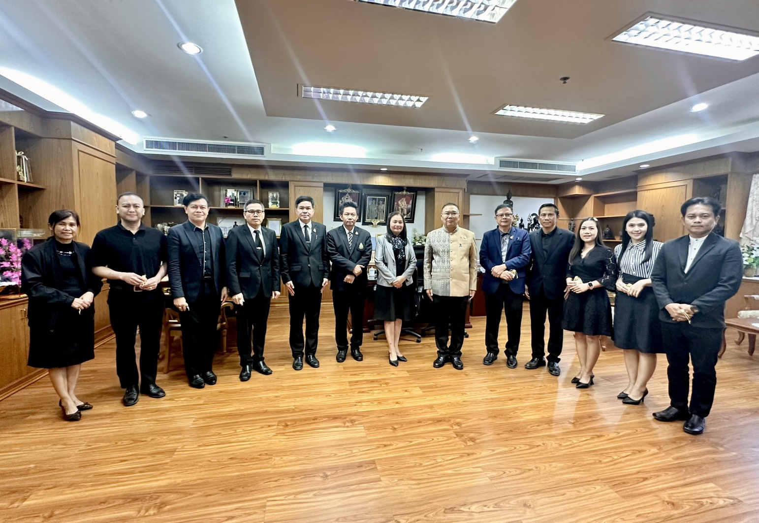 ผอ.สพม.ชัยภูมิ นำข้าราชการเข้ารับพรปีใหม่จาก นายอนันต์ นาคนิยม ผู้ว่าราชการจังหวัดชัยภูมิ และรองผู้ว่าราชการจังหวัดชัยภูมิ เนื่องในโอกาสขึ้นปีใหม่ 2569